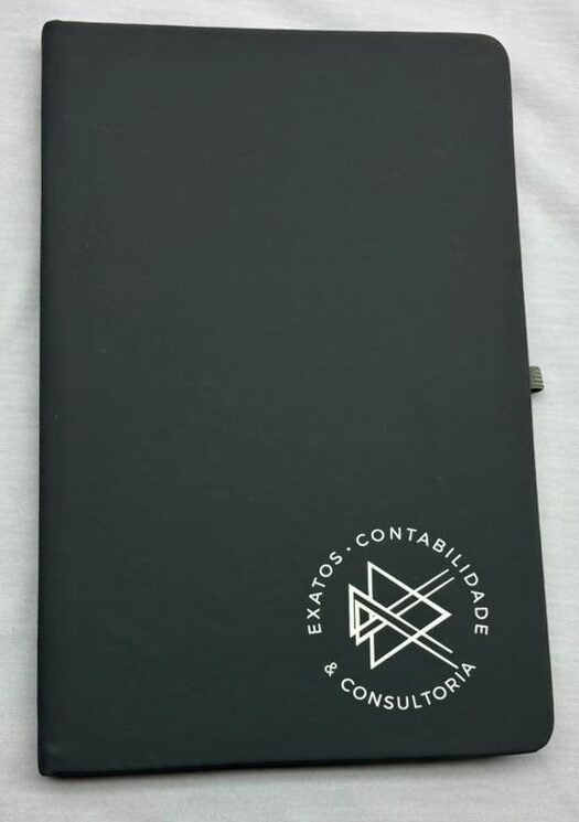 CADERNETA TIPO MOLESKINE PERSONALIZADA - 14 X 21 CM